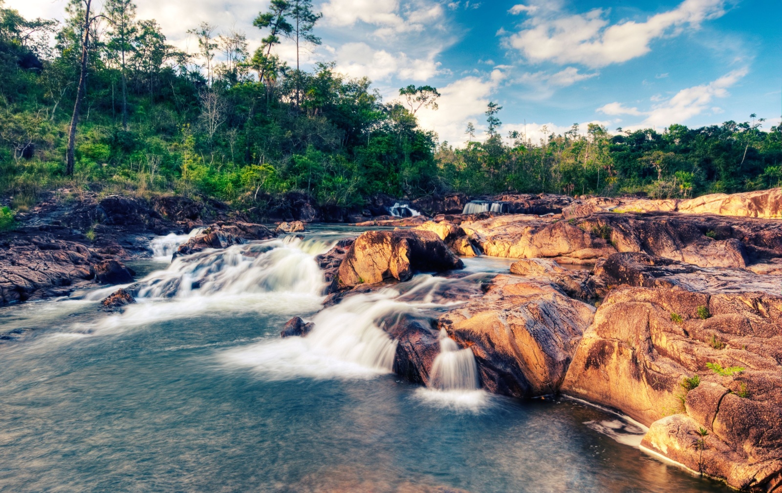 http://www.superbelize.cz/wp-content/uploads/2013/10/Rio-On-Pools.jpg